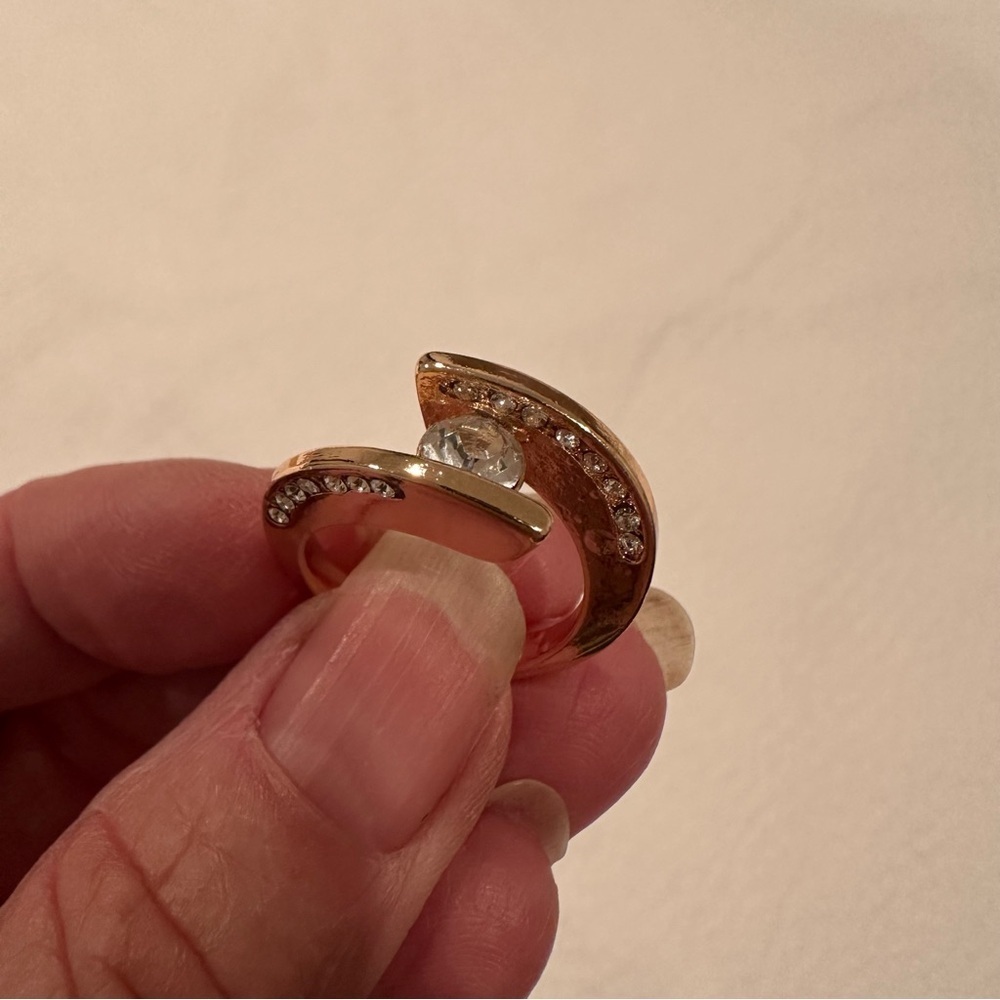 CLASSY GOLD TONE AND CZ RING. - Picture 5 of 10